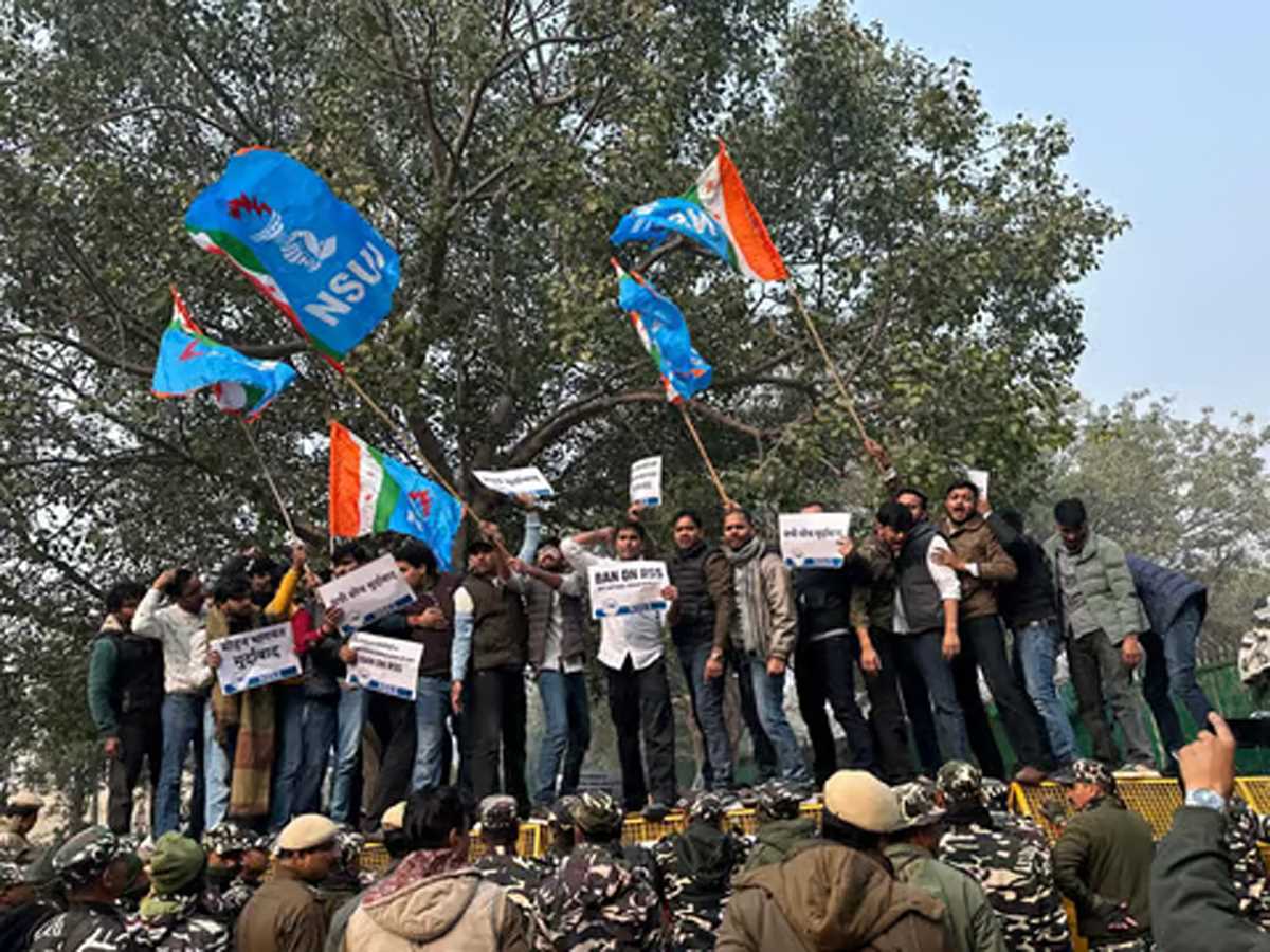 दिल्ली : आरएसएस प्रमुख के बयान पर एनएसयूआई का प्रदर्शन, तत्काल कार्रवाई की मांग